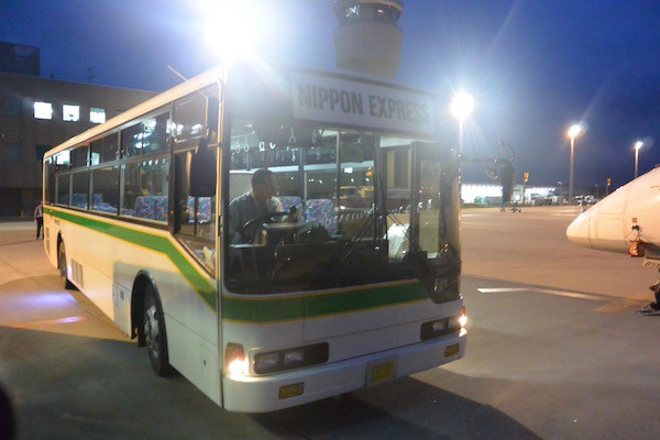 ターミナルまで運んでくれるバスもちょっと似た色調の緑