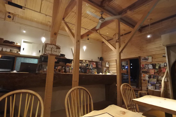 一階はカフェバー