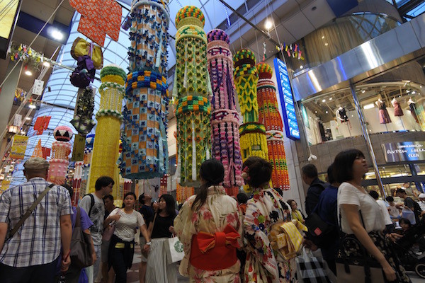 浴衣姿が祭りの雰囲気を高めてくれます