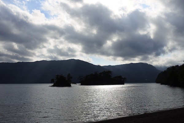 十和田湖休屋の乙女の像の近くまで湖畔散策