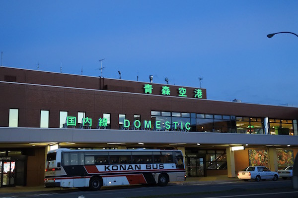 弘前からバスで青森空港へ、青森空港から新千歳空港へ
