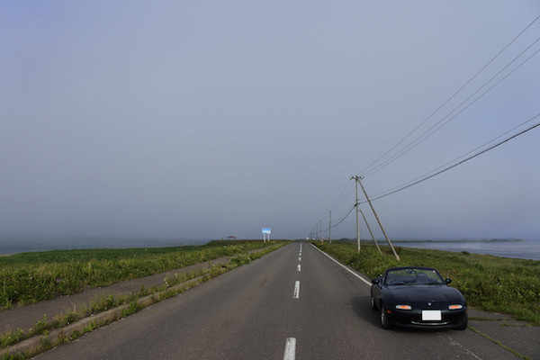 両側に海が迫る道にて