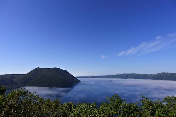 カンカン照りの青空でも霧に覆われた摩周湖