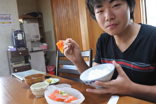 ルイベの代わりに次男はひめます刺身定食をチョイス