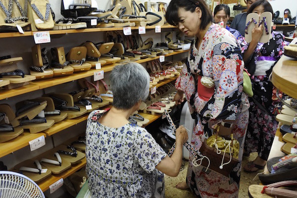 地元の下駄屋さんにてお気に入りを探す