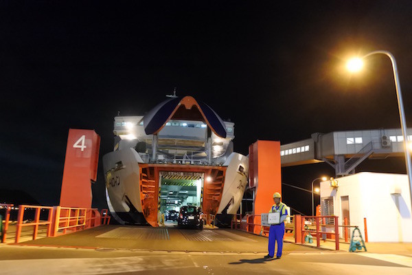 フェリーの腹に乗り込みます フェリーの腹に乗り込みます