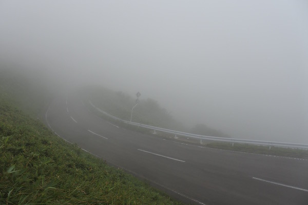 竜泊ラインの展望台は真っ白な霧の中 竜泊ラインの展望台は真っ白な霧の中