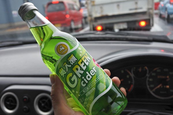 ワ・ラッセの売店で購入した奥入瀬グリーンサイダーを飲みながら出張先へ出発 ワ・ラッセの売店で購入した奥入瀬グリーンサイダーを飲みながら出張先へ出発