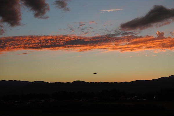 途中 夕焼けの中で着陸態勢の飛行機を眺め 途中 夕焼けの中で着陸態勢の飛行機を眺め