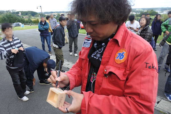  Takuyaさんにサインを頂く