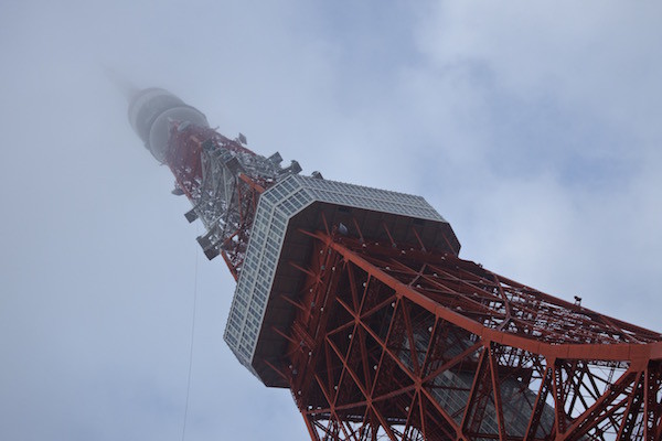 東京タワーの先端が霧に隠れて見えない