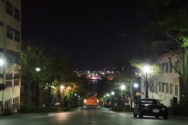 八幡坂に佇むユーノスロードスター