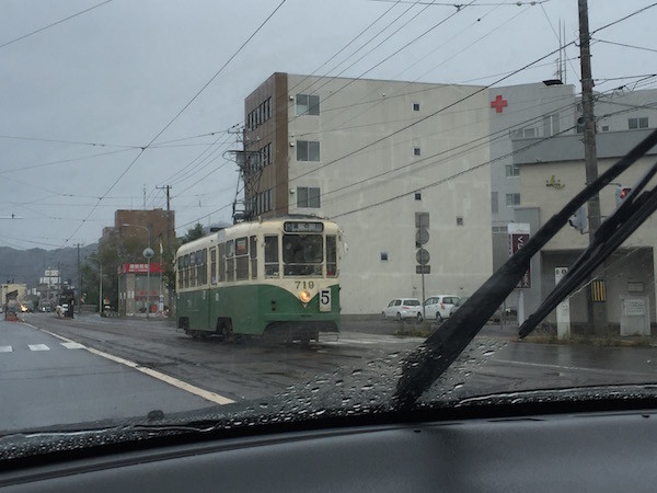 函館市内の路面電車、やはり緑に会えると嬉しい