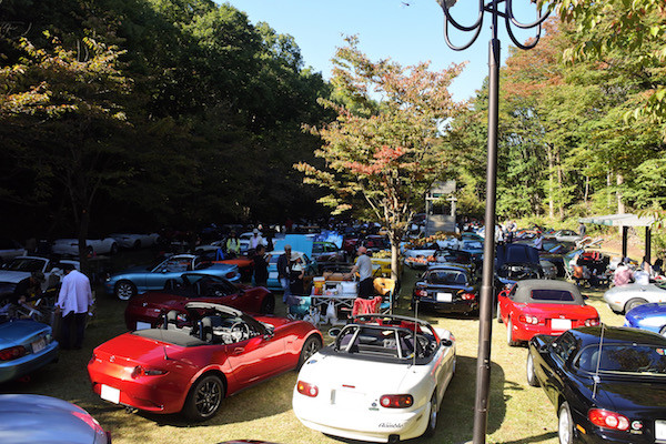 「公園に集まった」という雰囲気満載