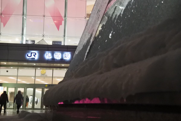 札幌駅前も雪が積もっている