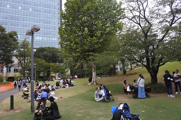 東京ミッドタウンは近所の住民の憩いの広場？