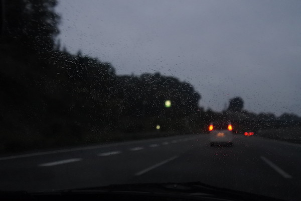 そろそろサービスエリアで幌を開けようと思った頃に雨が降り出した