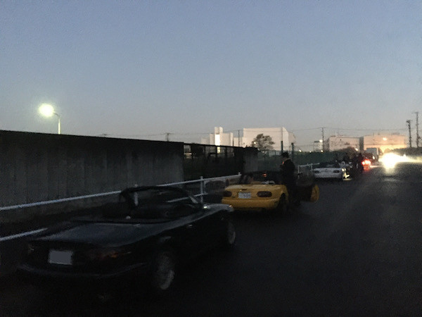 まだ暗い中、集合地点へ