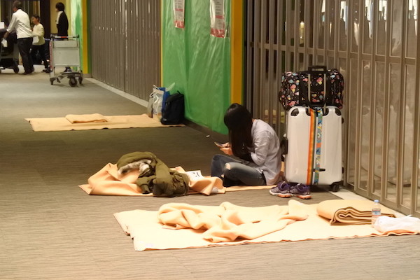 22日の夜は3,000人近くの人が空港で夜を明かした