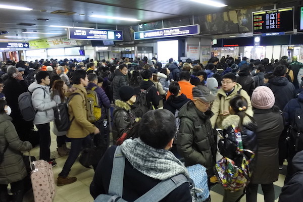 運転再開時刻でもJR札幌駅改札前は大混雑