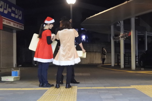 イブの夜23時すぎになってもばんじゅうを持ってケーキを売る女の子