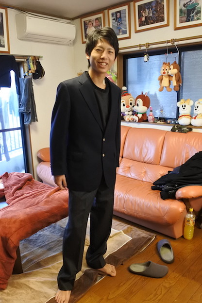 私が大学入学式で着たブレザースーツを長男が着てみる
