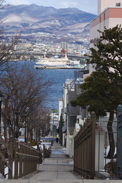 八幡坂は脇の歩道もいい感じ