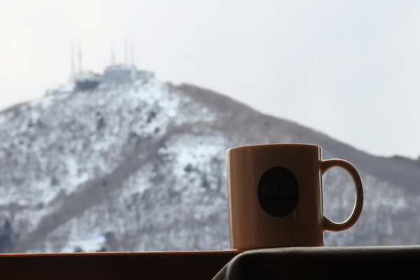 駅のカフェで函館山を見ながらくつろいで