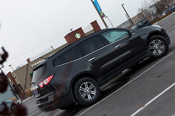 Chevrolet Traverse (シボレー・トラバース) LT 2016 斜め後ろとスターバックス