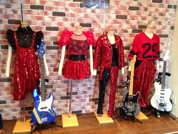 Scandal Shop 渋谷店 大阪城ホールの衣装とscaちゃんの大切な仲間の楽器たちが飾ってあるよ Photo Sharing Photozou