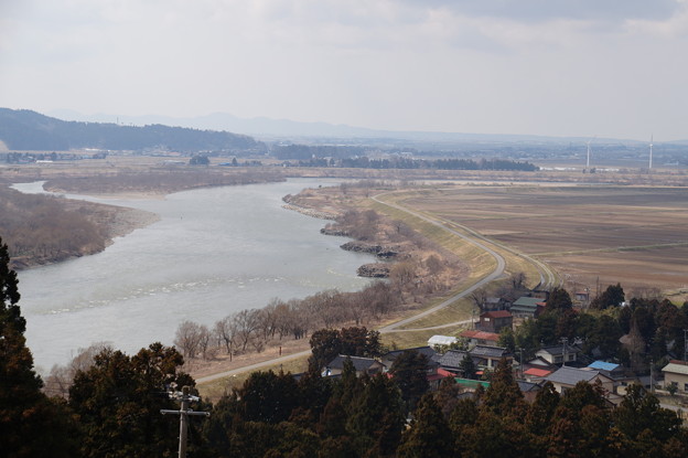 最上川と風力発電所